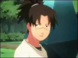 Comment se nomme ce jeune homme, qui sera par la suite de grade chnin, ayant perdu ses parents lors de l'attaque de Kybi sur Konoha ?