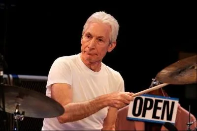 De quel groupe Charlie Watts est-il le batteur depuis 1963 ?
