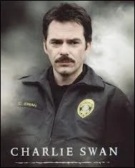 De qui Charlie Swan est-il le pre ?