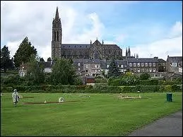 La ville de Saint-Hilaire-du-Harcout ( Manche ) est chef-lieu ...