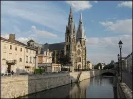 Je vous emmne  Chlons-en-Champagne ( Marne ). La ville est chef-lieu ...