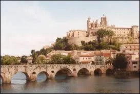 Nous partons  Bziers ( Hrault ). Cette ville est chef-lieu ...