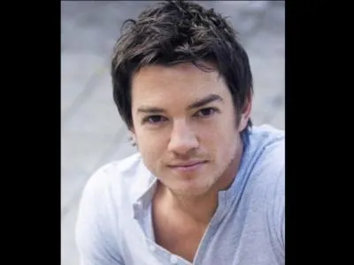 Comment s'appelle l'acteur ayant interprt Asch Dove ?