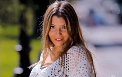 Avec qui Clara est-elle en couple ?