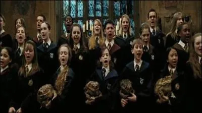 A quelle maison appartiennent les lves qui chantent en dbut d'anne ?