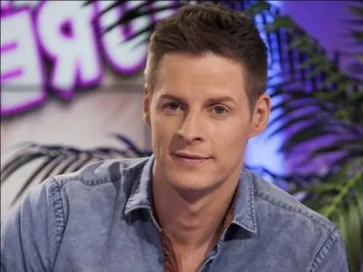 Il prsente le mag sur NRJ 12. Il est beau et talentueux, c'est ...