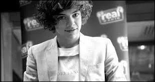 Il fait craquer toutes les filles. Il a 19 ans et il est le plus jeune du groupe qui fait fureur en ce moment, c'est ...