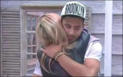 Malheureusement pour la blonde, Vincent passe plus de temps avec Emilie . Qui est-ce ? Et qui est sur la photo ?