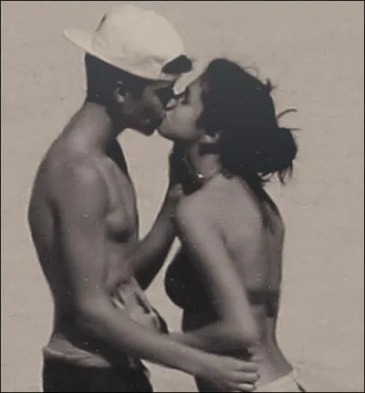 Qui chante  Nothing Like Us  et  Forget Forever  ?