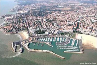 Royan, ville o l'on peut manger des fruits de mer frais car elle se situe au bord de l'ocan Atlantique, si je veux partir en vacances dans cette ville faut-il que j'aille en France, en Belgique ou aux Pays-Bas ?