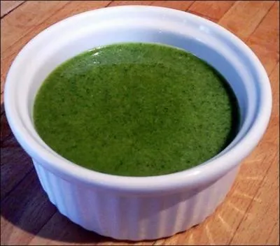 Quel est, en plus de l'ail, l'autre condiment de base du pistou ?