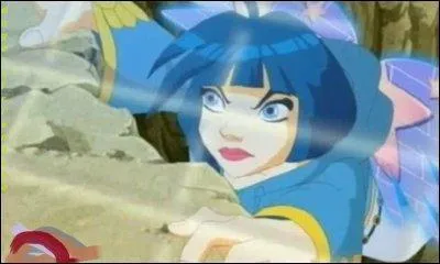 Au centre commercial, en quoi Miki se transforme-t-elle afin d'essayer de distraire Katherina et son petit frre en attendant le retour de leurs parents ?