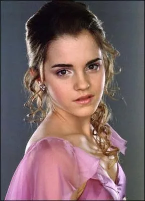 Dans Harry Potter 4, Hermione va au bal avec :