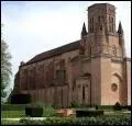La cathdrale Saint-Alain de Lavaur (Tarn), ancien bastion cathare, est un chef d'oeuvre de l'architecture gothique mridionale. Quelle est sa particularit ?