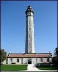 Quel est le nom de ce phare situ  la pointe ouest de l'le de R, mis en service en 1854 ?