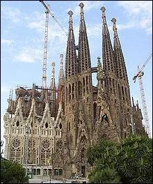 Quel nom porte la cathdrale, dont le plan a t imagin par Antoni Gaudi en 1883 et dont la construction continue encore de nos jours ?