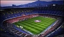 Dans quel stade le club de football du FC Barcelona joue-t-il ses matchs  domicile ?