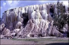Prenons la route et dirigeons-nous plus à l'est pour prendre un bain dans un des nombreux hammams qui pullulent dans la région de cette ville, surtout Hammam Eddabagh et sa Cascade. 
Nous savons bien sûr que c'est :