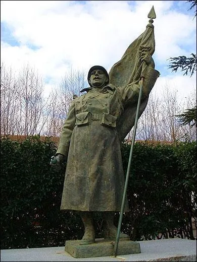 Elle s'appelle "La statue de la Liberté" mais celle-là est propre à cette belle ville de l'Oranie. 
C'est :