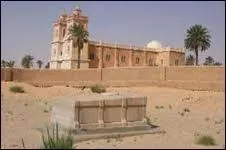 Cette ville est l'une des portes du Sahara. Dans sa région se trouve un palais le "Cours d'Anne", et Dinet a peint une toile représentant ses balcons. 
Nous visitons :