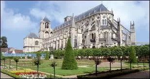 Nous allons  Bourges ( Cher ). La ville est chef-lieu ...
