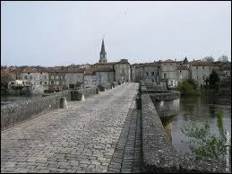 Je vous emmne  Confolens ( Charente ) o la ville est chef-lieu ...