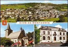 Voici une carte postale de la commune de Riom-s-Montagnes ( Cantal ). Cette commune est chef-lieu ...