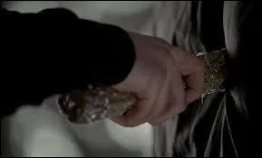 Dans quel pisode Stefan plante-t-il un poignard dans le coeur de Damon ?