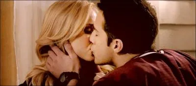 Qui embrasse Tyler sur cette image ?