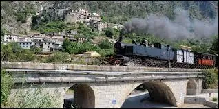 Le train des Pignes est une ligne touristique. Quelles villes relie-t-elle ?