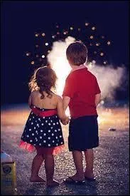 Pour finir, quelle couleur n'est pas présente dans les habits de ces enfants ?