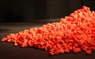 Je suis rouge et pleine de sucre. Qui suis-je ?