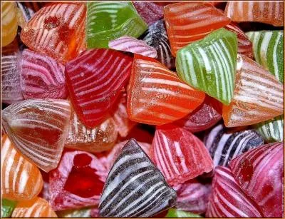 Je suis en forme de triangle avec des rayures. Qui suis-je ?