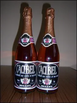De couleur rubis, le cacibel, boisson peu alcoolis�e (3%), se consomme � l'ap�ritif. Sa recette a �t� mise au point dans les ann�es 1980. Quelle est sa composition ?