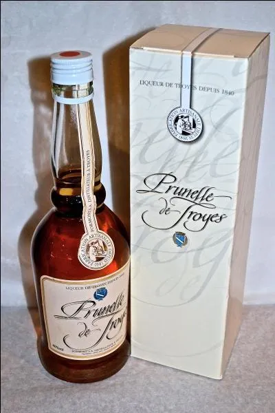 Cette liqueur, distill�e depuis 1840, a obtenu la m�daille d'or � l'exposition universelle de Paris en 1900. Son secret de fabrication repose sur le mariage du noyau de prunelle avec d'autres ingr�dients naturels. C'est la :