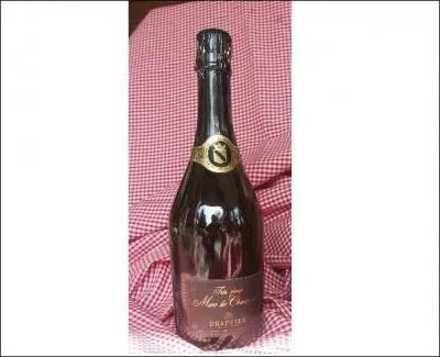 Cette eau-de-vie, obtenue par la distillation des marcs de raisin du vignoble champenois, est vieillie en f�ts de ch�ne. C'est le :