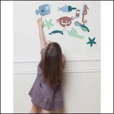 Quel animal est montr par la fille ?