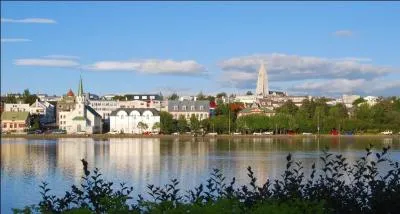 Cette ville signifie  baie des fumes  dans sa langue officielle :