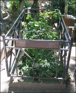 Cet humoriste franais n en Limousin a laiss de nombreuses rflexions, drles et cyniques, du genre  Froid en novembre, cache ton membre !  De qui s'agit-il ?