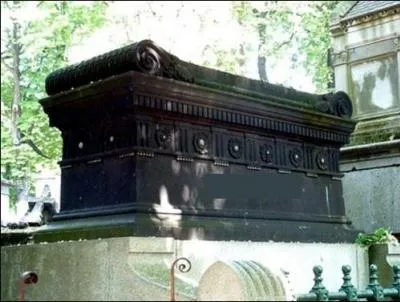 Ce tout petit peintre par la taille (1m43) du XIXme sicle, possde une bien grande spulture. On lui doit  La libert guidant le peuple sur les barricades , tableau emblmatique. De qui s'agit-il ?