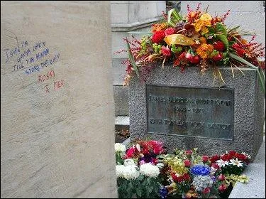 Quel est ce rocker cultiv, chanteur des Doors, dont la tombe est l'une des plus visites du cimetire ?