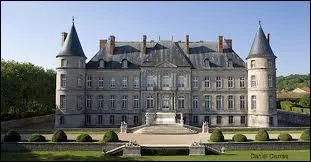 Voici le Chteau d'Harou ( 54 ). Il se compose de 365 fentres, de 52 chemines, de 12 tours et de 4 ponts permettant de franchir les douves. D'aprs vous, ces chiffres ont-il un sens ?