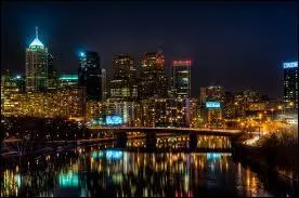 A qui doit-on la chanson  Streets of Philadelphia  ?