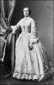 En 1861 ma compagne et moi-mme intervenons auprs du ministre de l'instruction publique et des cultes (Gustave Rouland) pour qu'il signe un document permettant  Julie Daubi d'tre la premire femme bachelire de France, quel tait son mtier ?