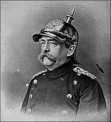 Pour Bismarck (ministre-prsident de la Prusse) une guerre contre la France est le meilleur moyen de terminer l'unification allemande, aprs avoir bien attis la haine des deux peuples, l'empereur de Prusse et moi dcidons de nous dclarer la guerre, mais  quelle date ? (Photo : Bismarck) .