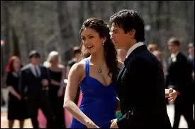  quel endroit Damon tente-t-il d'embrasser Elena pour la premire fois ?