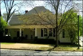 Quel lieu est juste cte  cte de la maison des Forbes ?