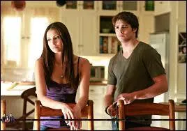 O Elena se trouve-t-elle avec Jeremy pour lui faire la morale ?