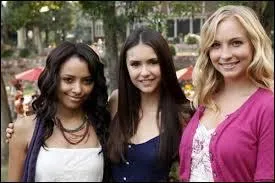  quel endroit Elena, Bonnie et Caroline font-elles la sance de spiritisme ?