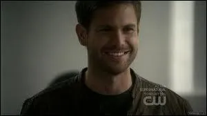  quel endroit Alaric menace-t-il Jenna avec un couteau ?